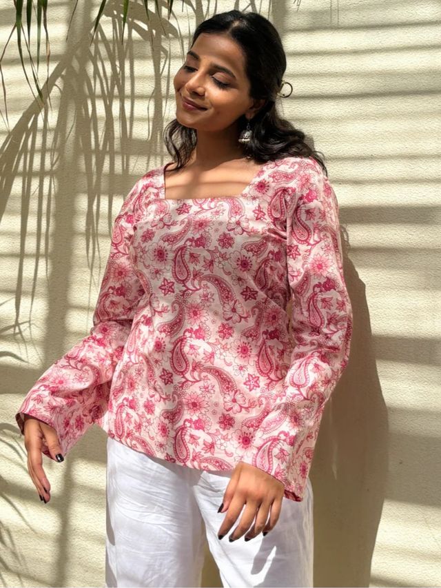 Women's Printed Straight Sleeveless Square Neck Flared Short Kurti for Women & Girls – Pink & White Designer Kurti - Trendify Store